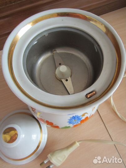 Советская кофемолка фарфоровая