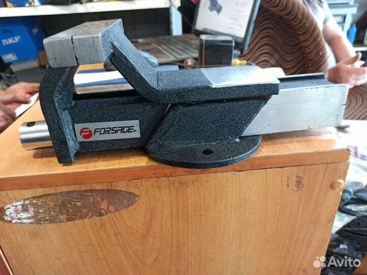 Тиски слесарные новые