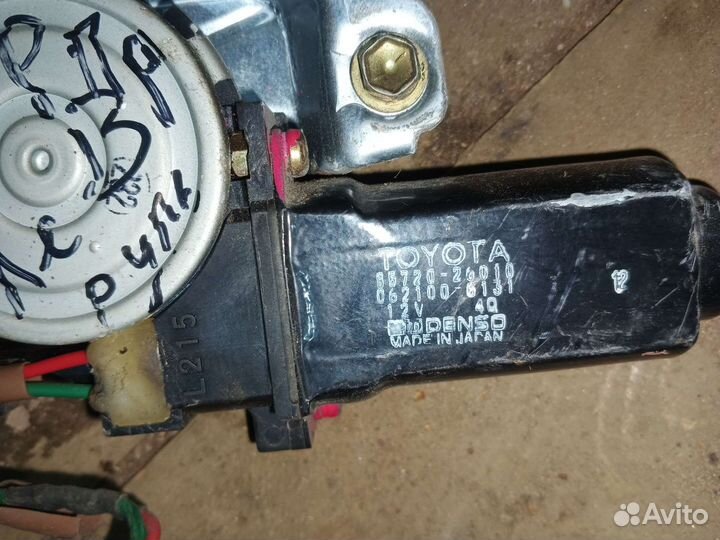 Стеклоподъемник перед левый Toyota Hiace 1996г