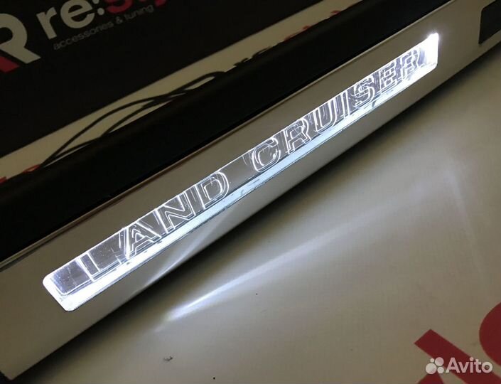 Накладки на пороги Toyota Land Cruiser 200 R1129