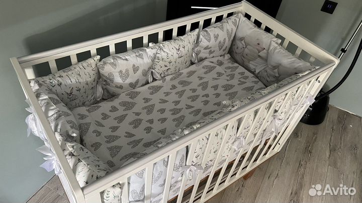 Детская кроватка с маятником