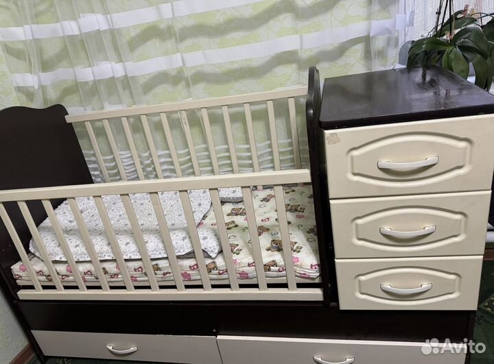 Детская кроватка с маятником и ящиком