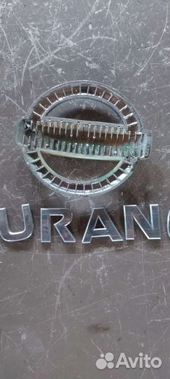 Эмблема крышки багажника на Nissan Murano