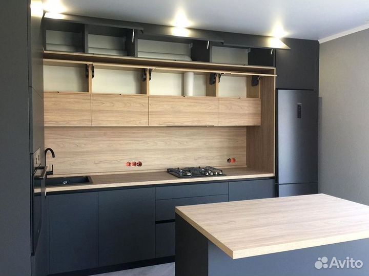 Кухня с каменным островом