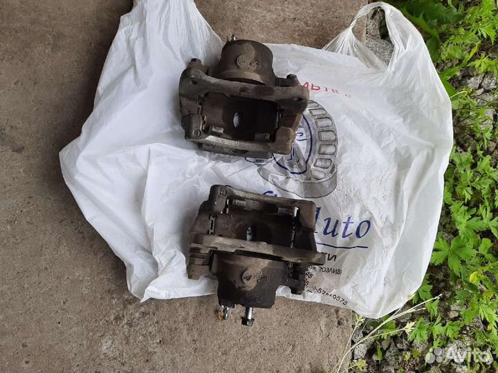 Тормозной суппорт передний Toyota Prius 20