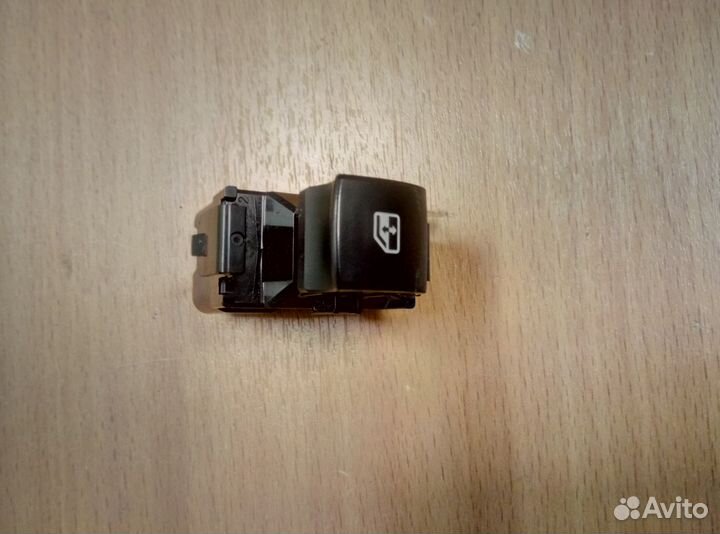 Кнопка стеклоподьемников Mitsubishi 8608A319