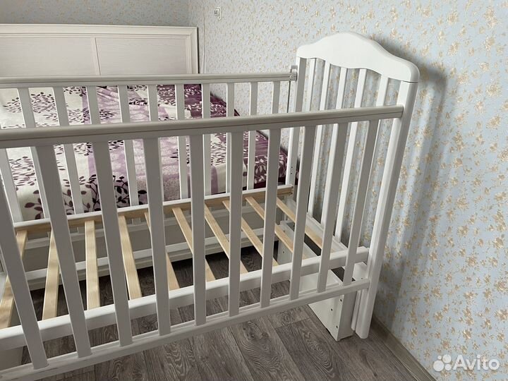 Детская кроватка с маятником