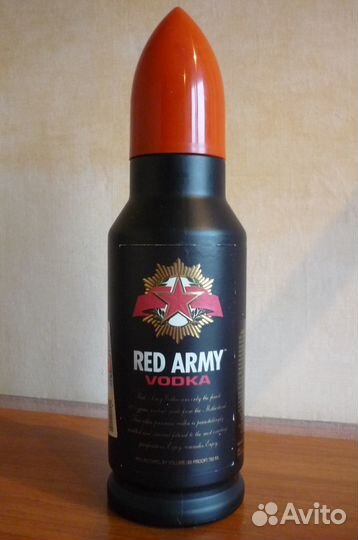 Бутылка Red Army и Эйфелева башня