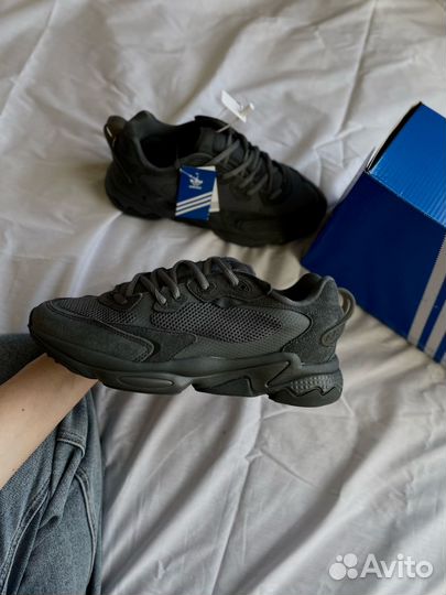 Кроссовки adidas ozweego серые