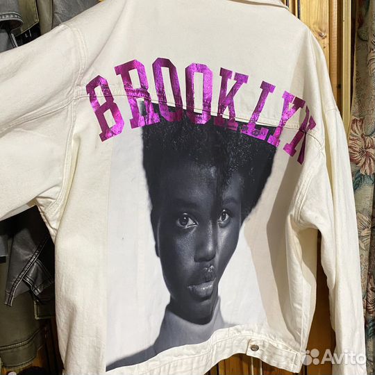 Белая джинсовка с принтом