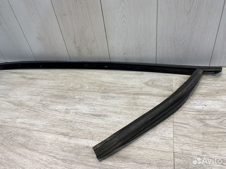 Уплотнитель стекла передней левой двери Ford Focus