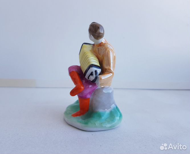 Фарфоровая статуэтка СССР Гармонист Дулево 1962 г