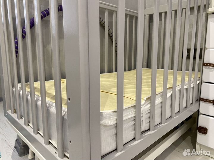 Детская кроватка с маятником