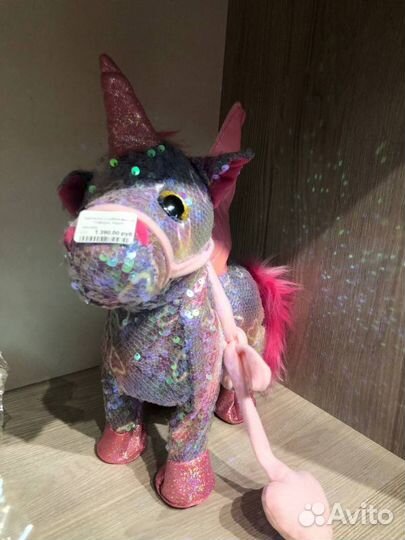 Единорог с пайетками на поводке, ходит