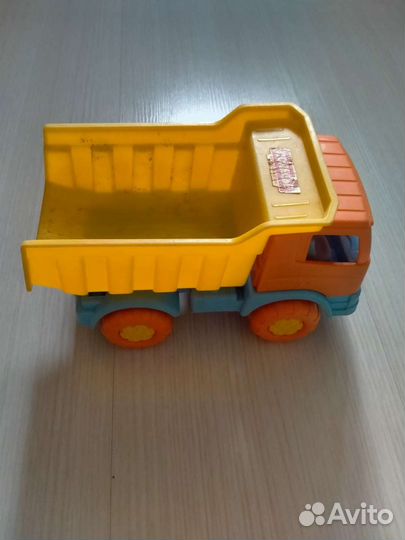 Грузовик, трактор, лопатка, ведро