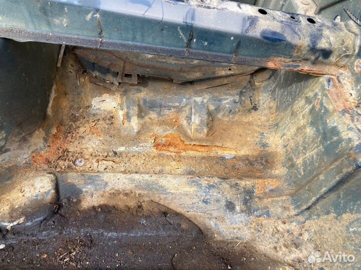 Ниша запасного колеса и аккумулятора bmw е39