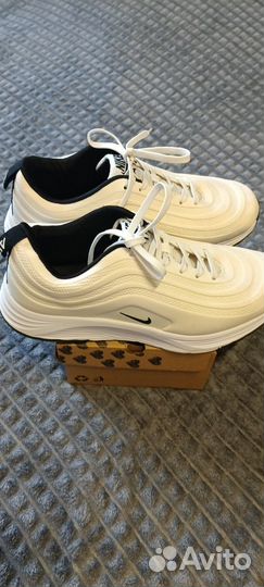 Кроссовки женские