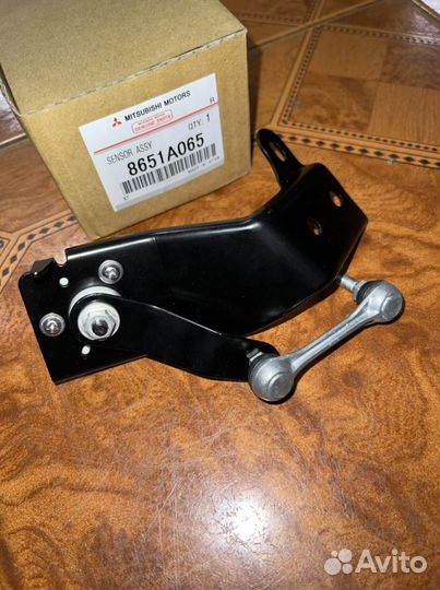 Датчик положения кузова 8651A065 Mitsubishi