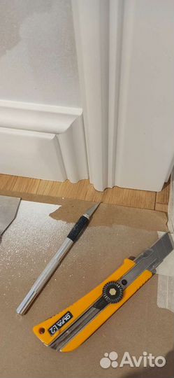 Монтаж плинтуса карниза молдинга