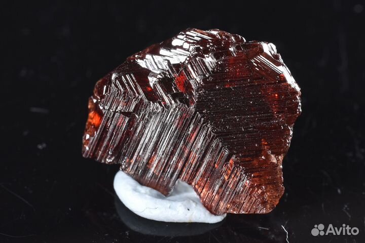 Красивый скелетный кристалл Гранат. Лот №553