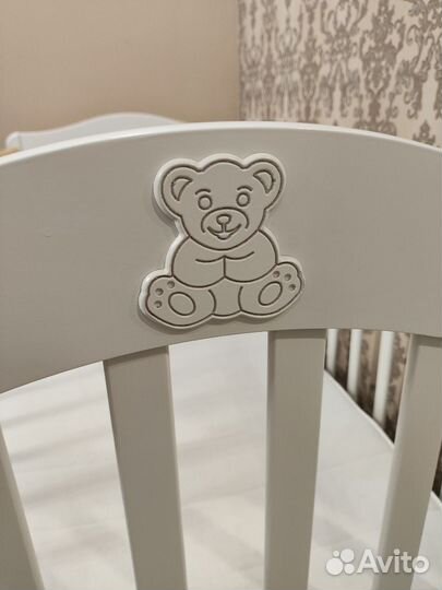 Детская кроватка с маятником и ящиком