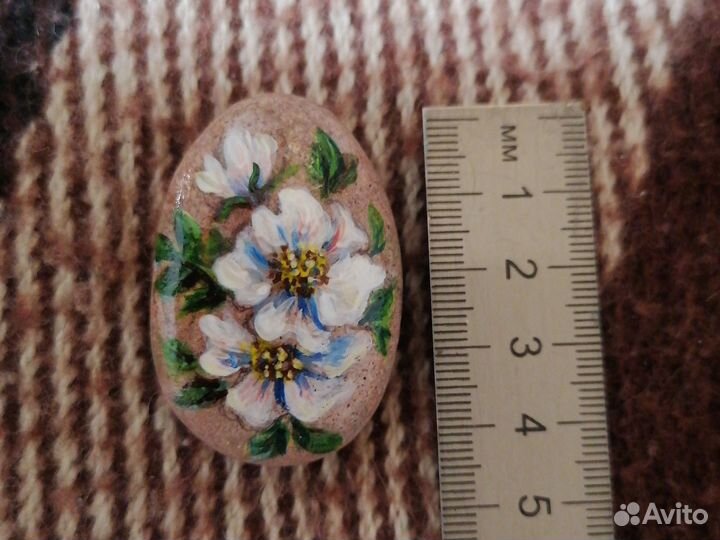 Камушек с ручной росписью акриловыми красками