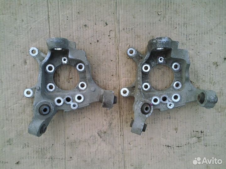 Поворотный кулак задний правый Nissan Teana J31