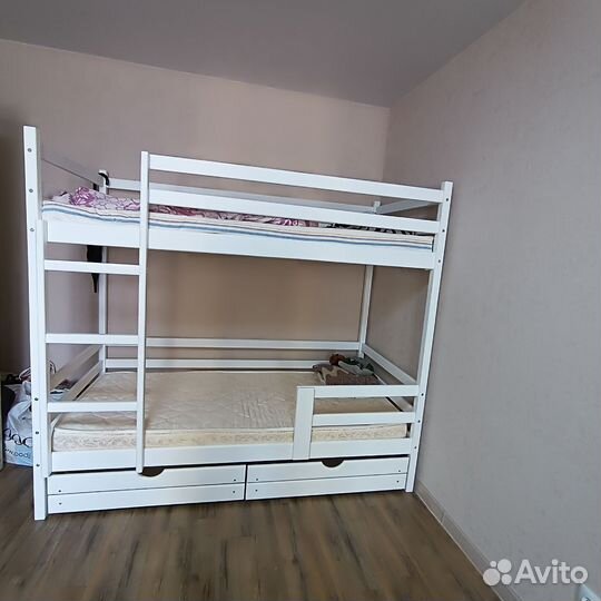 Кровать двухьярусная