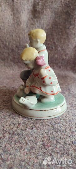 Статуэтка Дети кормят голубей. зхк Полонное