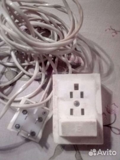 Телефонная розетка с кабелем и вилкой