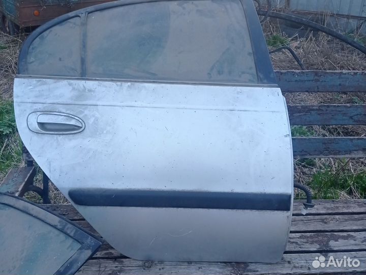 Авенсис 2000г дверь правая задняя