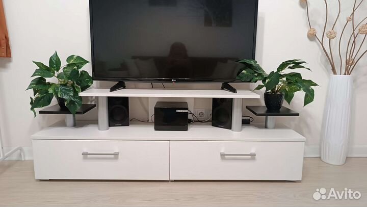 Тумба под телевизор белая