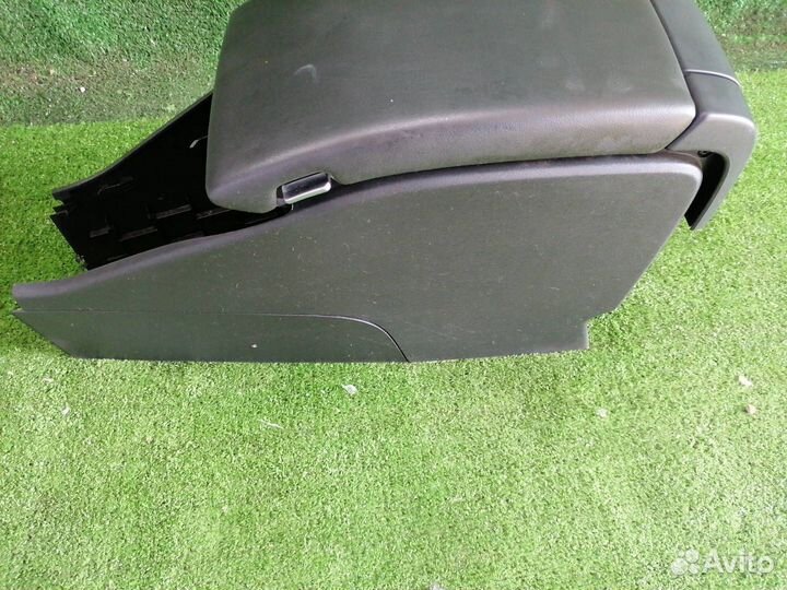 Бардачок между сиденьями Volvo Xc70