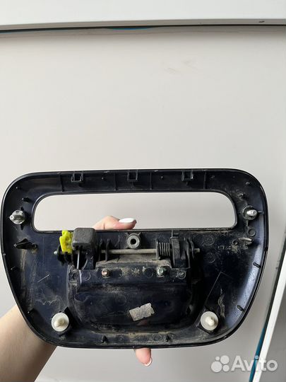 Ручка от багажника mitsubishi L200 торг уместен