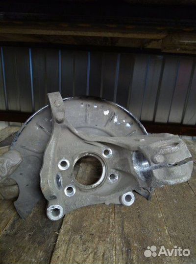 Кулак (цапфа) передний левый Volkswagen Passat B7