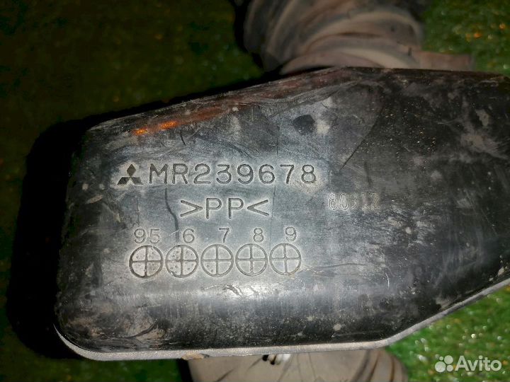 Патрубок воздушного фильтра MR239678 Mitsubishi La