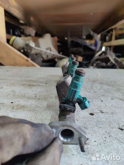 Топливная рампа с форсунками Hyundai Sonata 4 EF