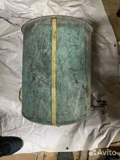 Старинная латунная емкость с краном