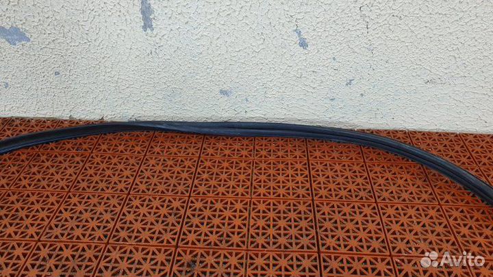 Уплотнитель стекла двери правый Mercedes-Benz