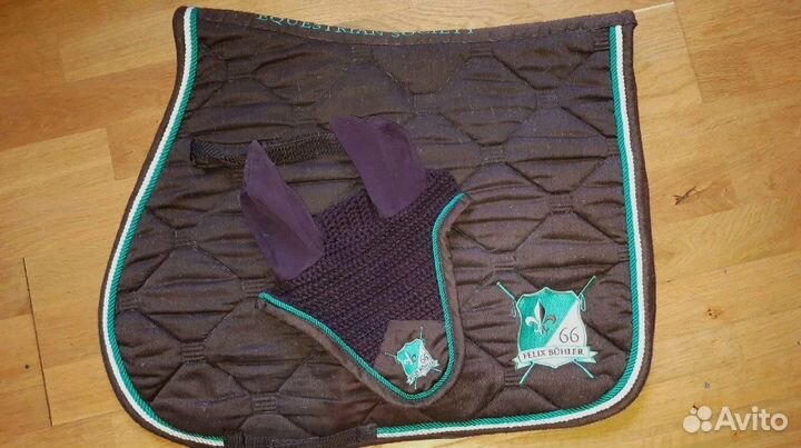 Недоуздок, вальтрап, ногавки, седло для лошади