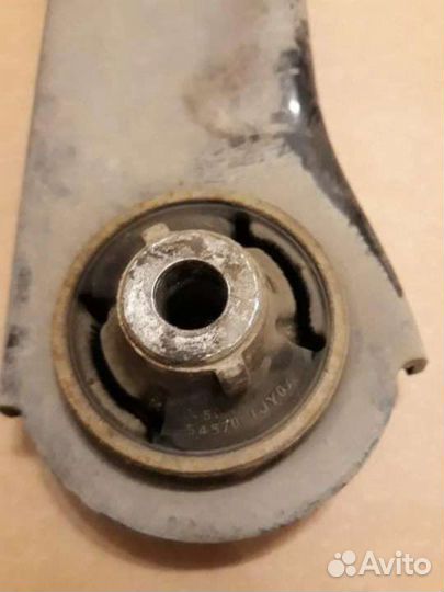 Рычаг (правый) на Nissan Tiida