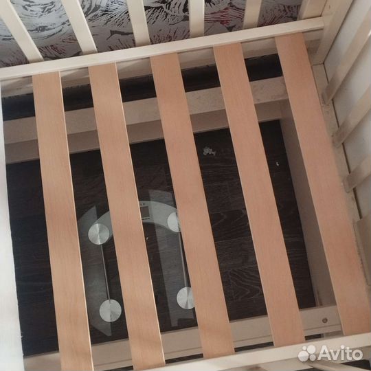 Детская кроватка с маятником