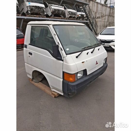 Кабина mitsubishi delica P02T 4G92 99