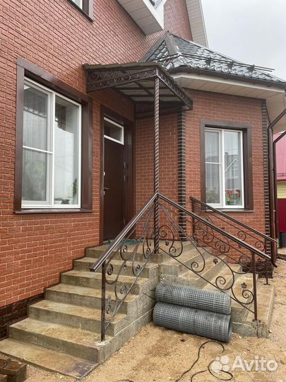 Козырек над крыльцом