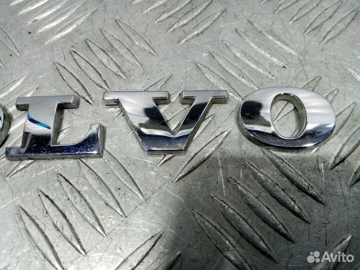 Б/У Эмблема на крышку багажника Volvo