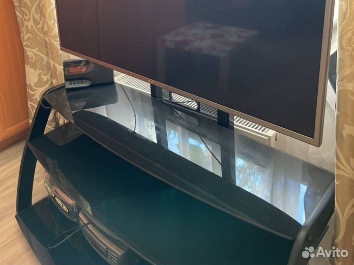 Стеклянная тумба под тв с кронштейном