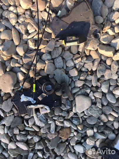 Замок передней двери Noah Voxy 60 2002