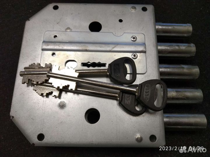 Замок дверной