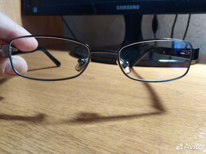 Очки в металлической оправе