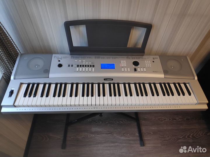 Цифровое пианино/синтезатор Yamaha DGX-230